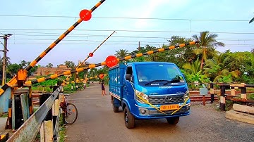 Gateman Trouble To Close Railgate : Overcrowded Patrolling Special Train Dangerous & Furious Moving