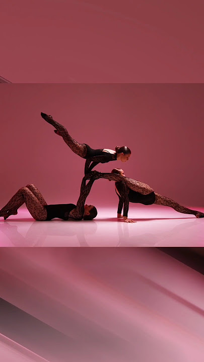 🇺🇦 Model poses for photoshoot📸 Acrobatics. Models Svetlana and Elizabeth and Anna