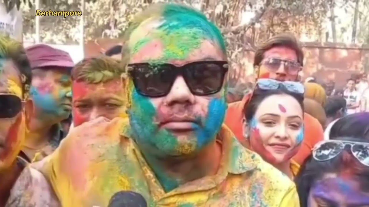 বহরমপুর কলেজ ঘাটে শহরবাসীর সঙ্গে রং খেলায় মাতলেন পুরো প্রধান।