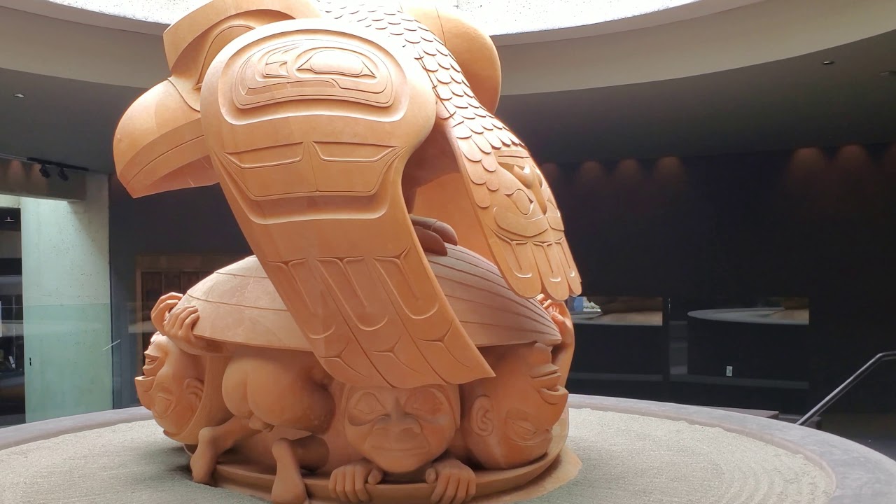 Raven and The First Men - 4k - Stabilized - Slow Pan - Walk around - by Bill Reid - Vancouver