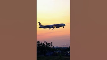 Sunset pinggir bandara Soekarno-Hatta #senja #boeing777 #boeing #goldenhour #b777