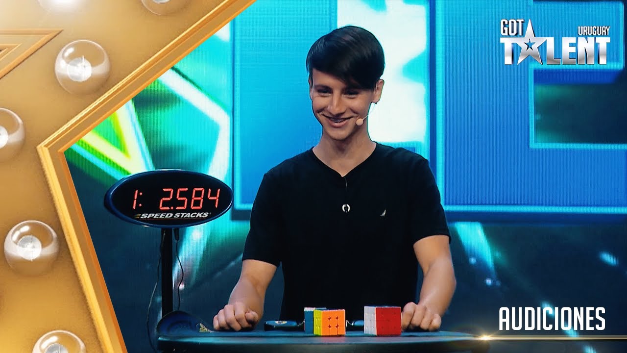 ¡WOW! OCTAVIO resolvió tres cubos Rubik en tiempo récord