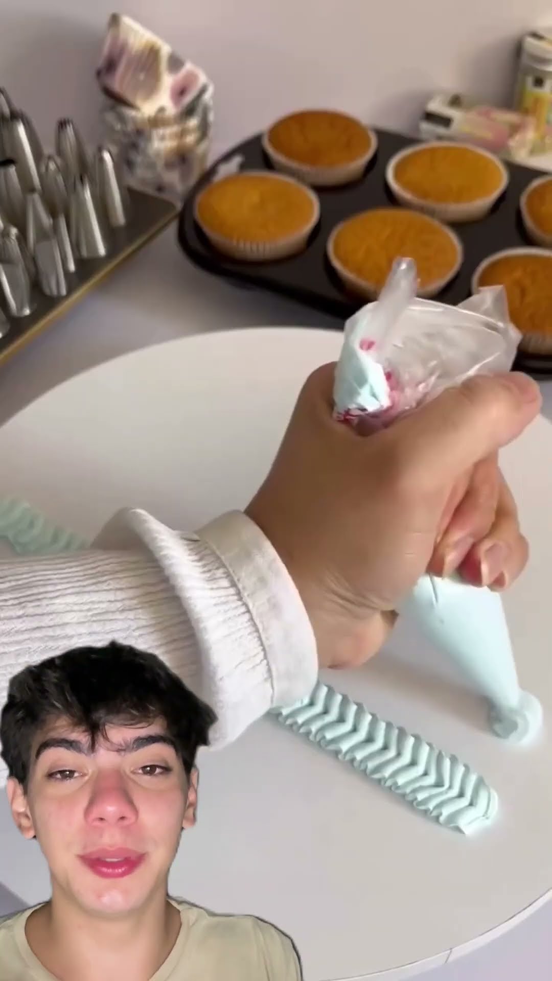 ?✂️ Sem bico de confeitar? Sem problemas! Esse truque salva sua decoração! #Confeitaria