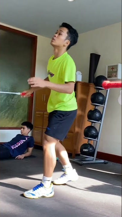 Anthony Shinisuka Ginting sedang pemanasan di gym