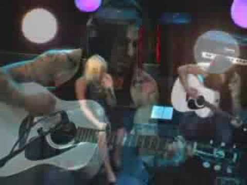 Terri Nunn of Berlin & Dave Navarro Perform "Magic"