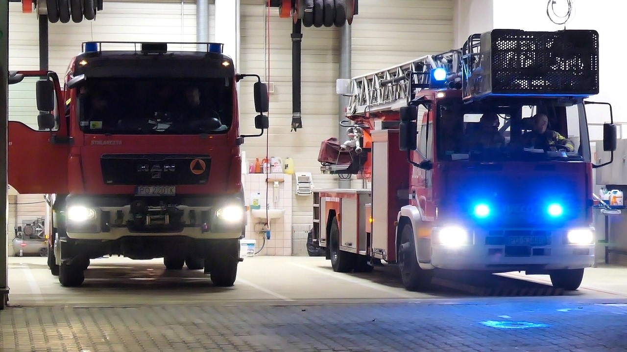 JRG 3 Poznań: Wyjazd alarmowy 300[P]26 GCBA 5 MAN i 303[P]51 SD 30 Iveco