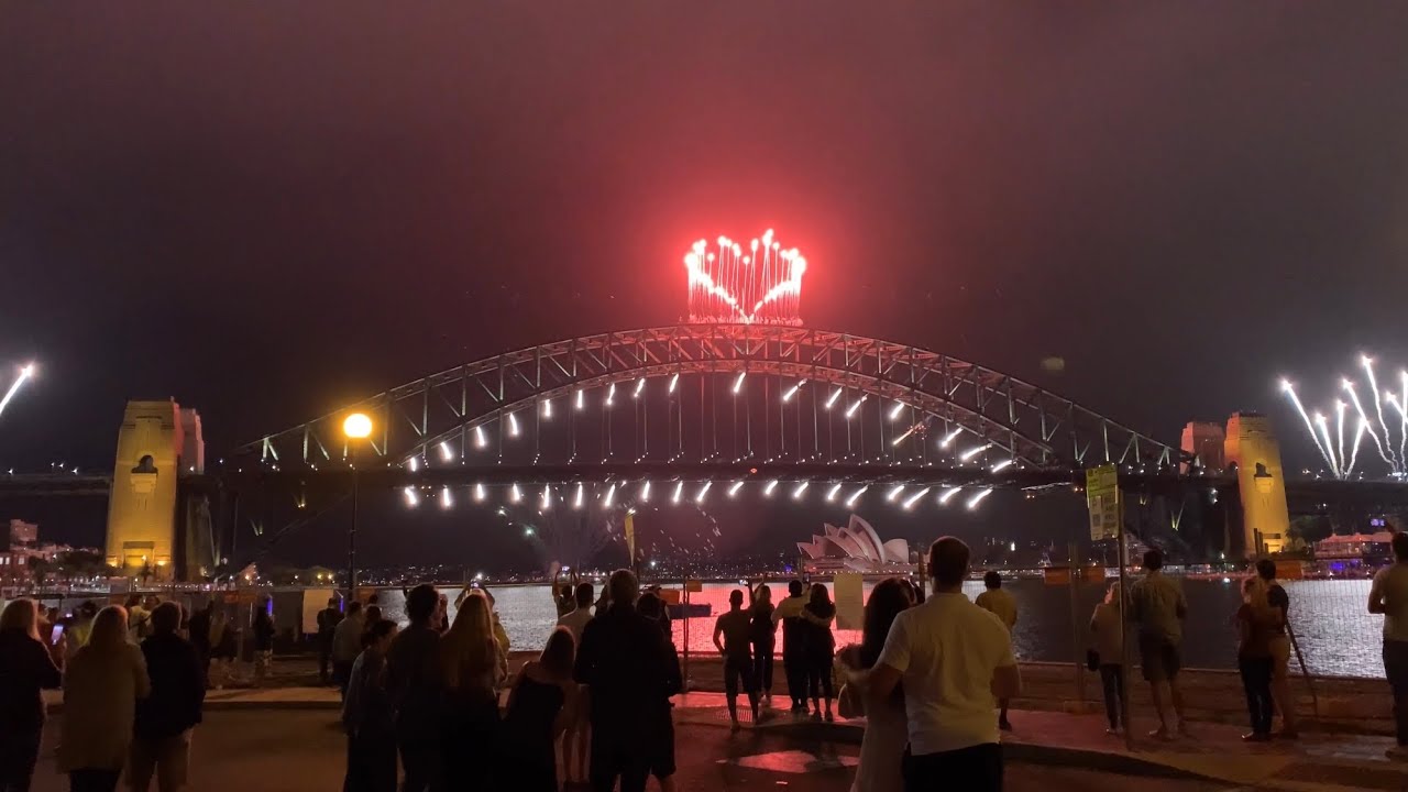 Sydney NYE 2020/2021 Midnight Fireworks (with soundtrack)