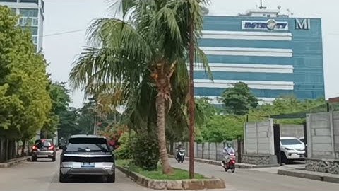 Melintas depan MetroTv Jalan Pilar Mas Kedoya Jakarta Barat