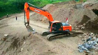 Bego Excavator Mengeruk Tanah
