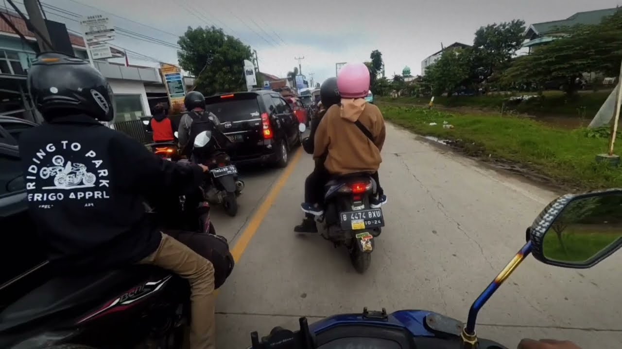 Jalan Larangan Songgom Ramai Pemudik H-2 Lebaran