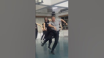 师生共跳蒙古舞氛围感拿捏了，书本里的铁汉柔情有了现实画面！| 故事会 Story Hour #shorts