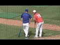 マツダスタジアムで仲良さそうに話す西山秀二コーチと河田雄祐コーチ