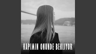 Kapımın önünde bekliyor