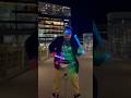 夜の街で発光しながら「Gamble Rumble」