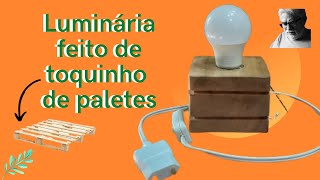 Mini luminária de mesa feito com resto de paletes.