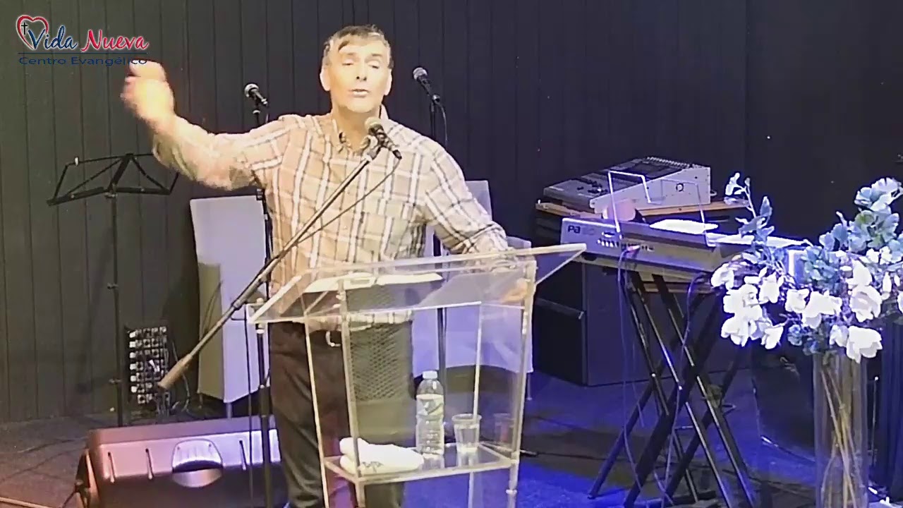 Restaurando las puertas  / Pastor José Manuel Sierra