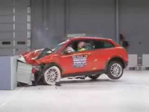 Crash Test 2008 - 2009 Volvo C30 (Frontal Offset Impact) IIHS