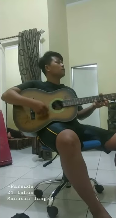 Orang gila lagi main gitar sambil menyanyi