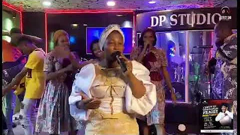 Adeyinka Alaseyori ministering at 7 days of undiluted praise with Apekeola
