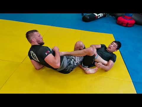 грэпплеры в центре татами во время схватки