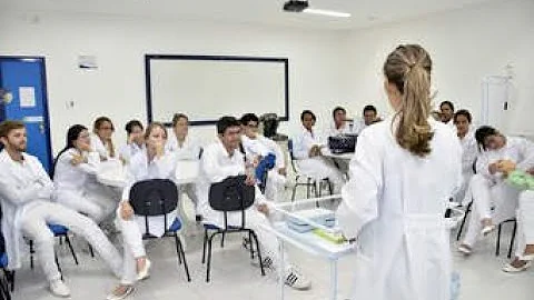 Como uma técnica de enfermagem deve se vestir?