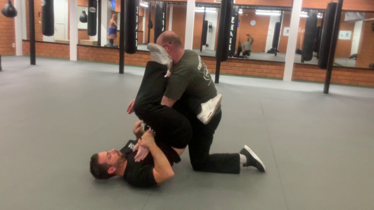 krav Maga étranglement de côté au sol