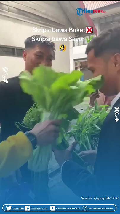Sangat Bermanfaat! Momen Kocak Mahasiswa UHO Dapat Hadiah Sayur usai Sidang Skripsi