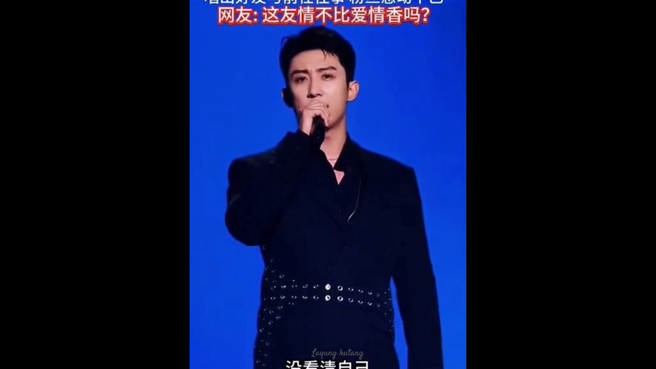 Gentleman actor Huang Jingyu helps tearful beautiful singer Zhang Bichen to perform her sad song.