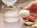 ゆで卵の殻を簡単にむく方法、その3、瓶に水と一緒に入れてふる。