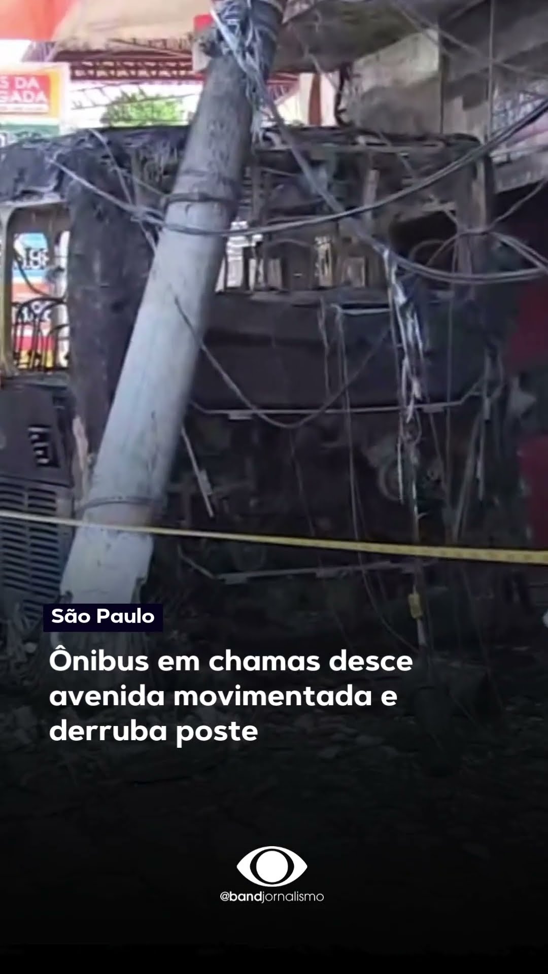 Ônibus em chamas desce avenida e só para ao derrubar poste em SP