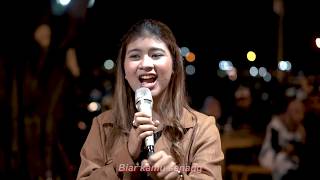 PELAN PELAN SAJA - KOTAK LIRIK LIVE AKUSTIK COVER BY NABILA FT TRISUAKA