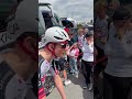 Gran gesto de Tadej Pogacar 🇸🇮 en el Tour de Romandía 🇨🇭