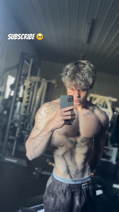 Pria dengan tato yang indah