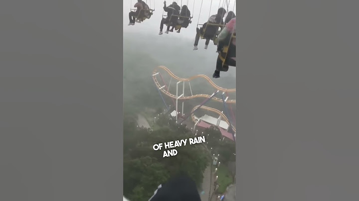 They got stuck on a theme park ride during a storm 😳