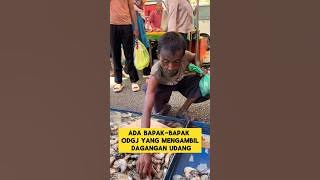 Funny moment when a man with mental disorders took a trader's shrimp ‼️#funny #laughing #odgj #hi...