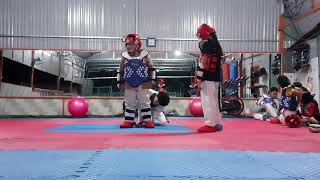 Phong Với Hân 5 tuổi đối kháng Taekwondo Đức Tâm