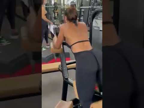 taytlı kadın spor salonunda spor yapıyor
