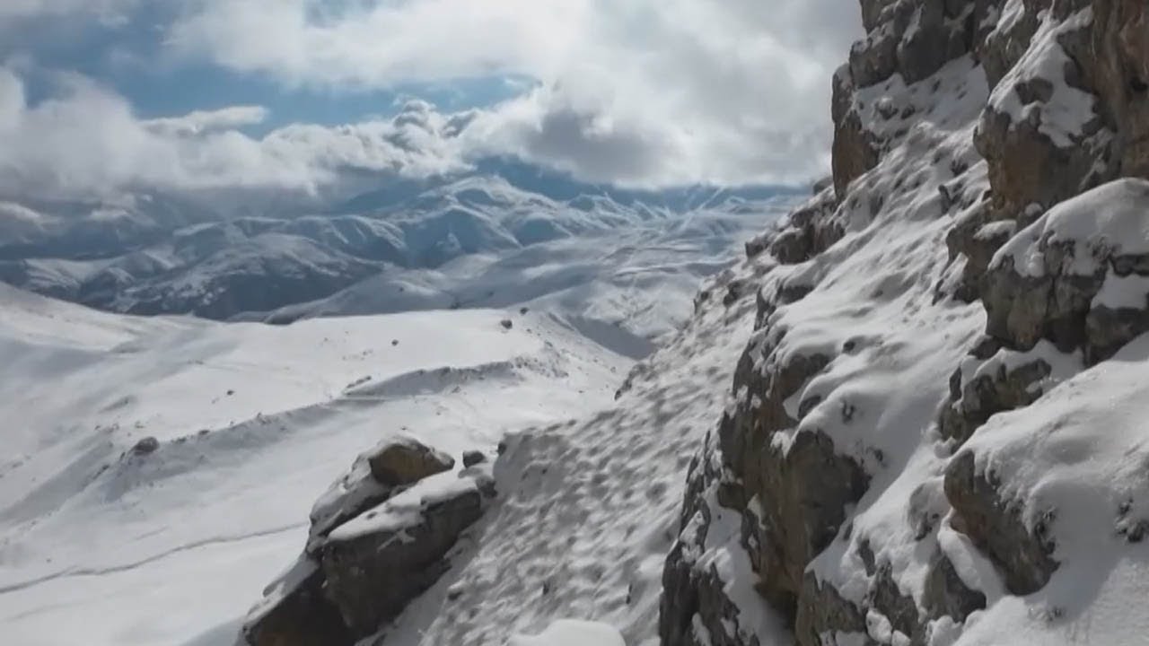 Героям Битвы за Кавказ установили мемориальную табличку на высоте 2879 метров на Скалистом хребте