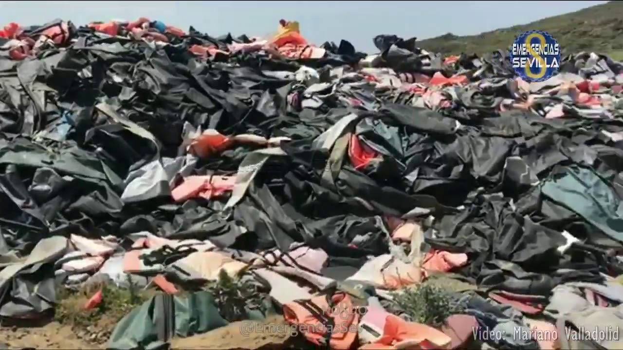 Homenaje de los tres bomberos sevillanos a las víctimas del Mediterráneo antes de volver a Sevilla roseola