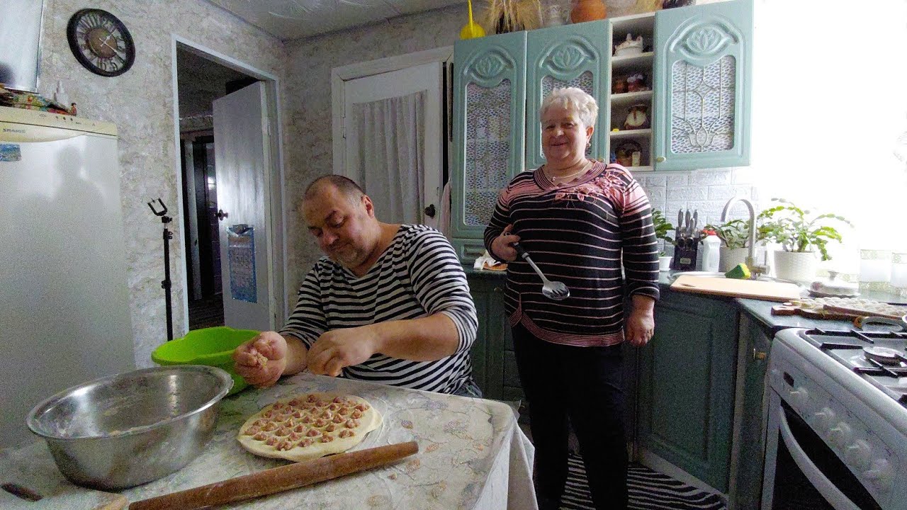 Зять ліпить пельмені для любимої тещі