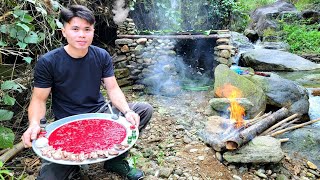 Building a shelter by the stream with stones, cook pig blood pudding that few people eat