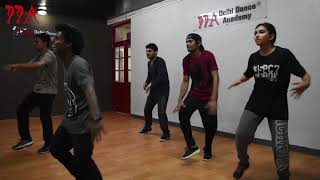 Breaking classes at Delhi Dance Academy by Bboy Mannu