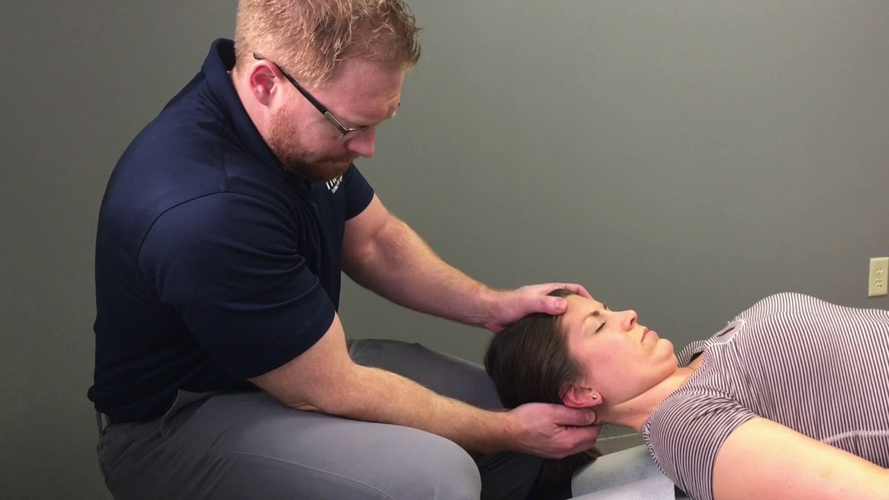 Cedar Rapids Chiropractor Provides Neck Pain Treatment - YouTube