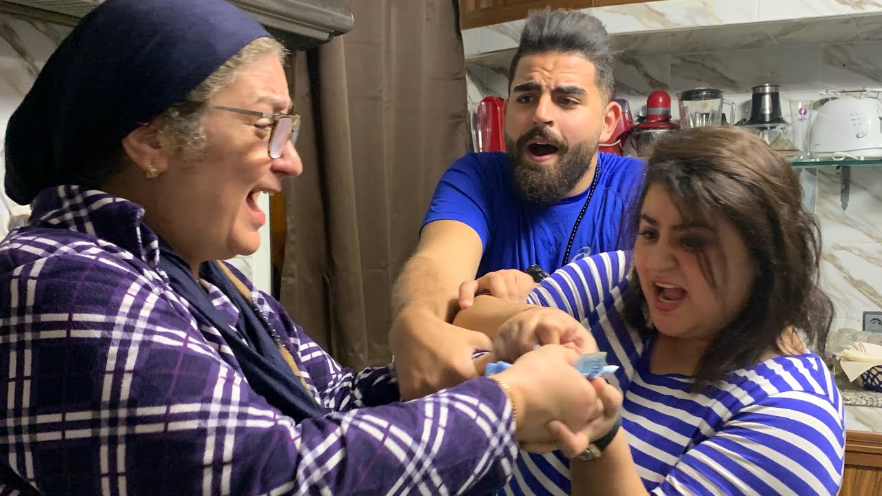 مقلب فلوليدة 😂 حطينا ليها لفلوس فلكوزينة وهيا تلف 😂 حلفت متعطيهم لنا🤦‍♂️