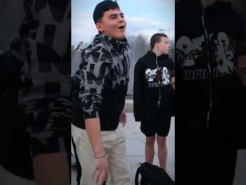 Школьник поднял гантель, не занимаясь спортом (полный ролик на канале) #челлендж #пранк #icedolotov