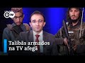 Âncora afegão apresenta programa cercado por talibãs armados