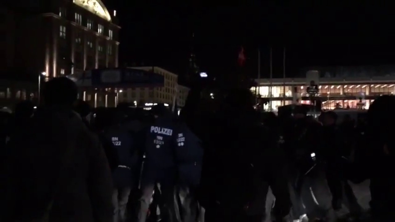 Polizei trennt Teilnehmer von AfD-Demo und Gegenprotest am Altmarkt