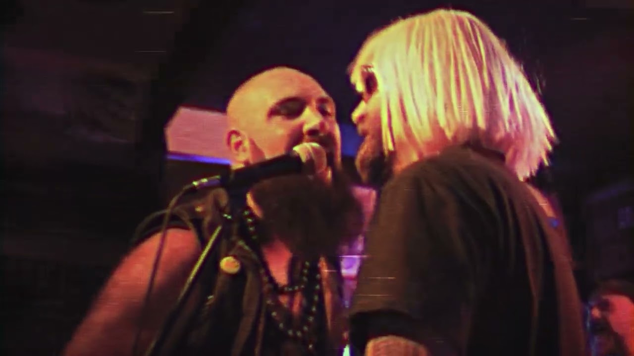 CAPITÁN BOMBAY ft. TU VIEJA - Pecador Tiburón (En vivo en Rodney)