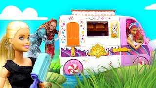 Барби делает фруктовый лед в пруду! Игры в куклы и видео для девочек про Бабу Маню