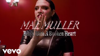 Смотреть клип Mae Muller - Bitch With A Broken Heart (Lyric Video)